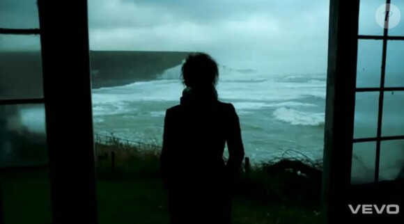 Images extraites du clip The Flood de Cheryl Cole, novembre 2010
