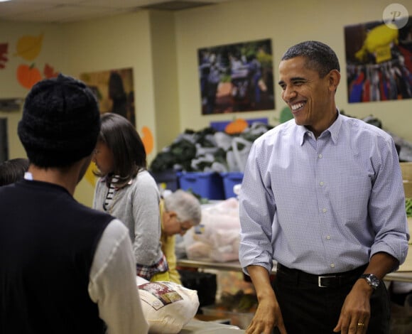 Barack Obama offre son aide aux personnes défavorisées à Washington le 24 novembre 2010
