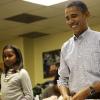 Barack Obama et sa fille Sasha offre son aide aux personnes défavorisées à Washington le 24 novembre 2010