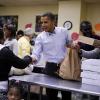 Barack Obama offre son aide aux personnes défavorisées à Washington le 24 novembre 2010