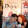Anaïs Delva et Golan Yosef, qui appartiennent à la troupe de la comédie musicale Dracula, donnent le coup d'envoi des illuminations de Noël du centre commercial Les Quatre Temps à La Défense, vendredi 26 novembre.