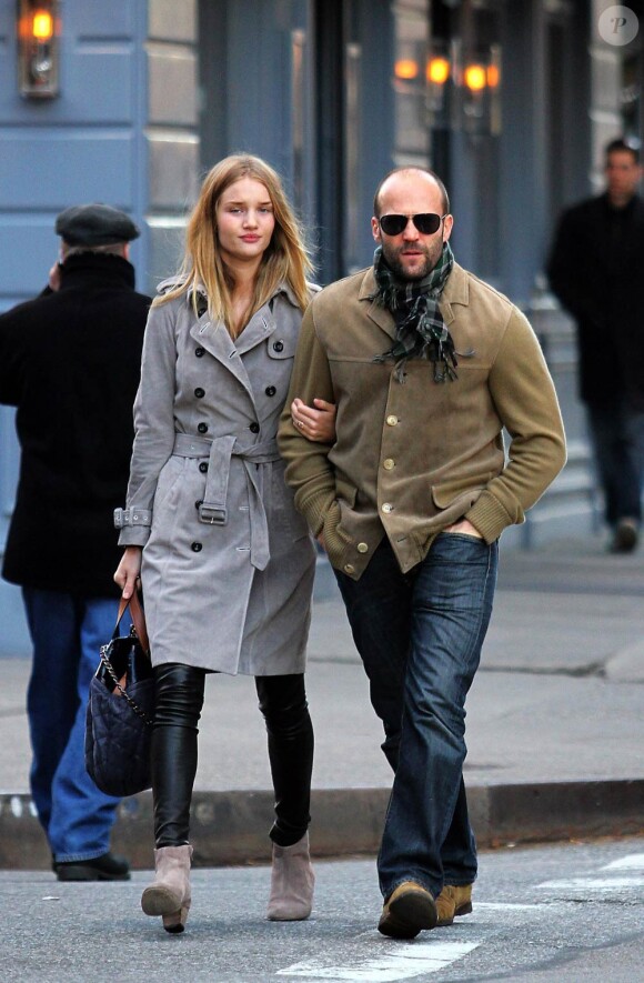 Jason Statham et Rosie Huntington-Whiteley lors d'une promenade en amoureux à West Village, à New York, le 28 novembre 2010.