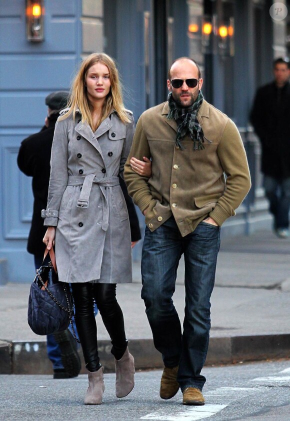 Jason Statham et Rosie Huntington-Whiteley lors d'une promenade en amoureux à West Village, à New York, le 28 novembre 2010.