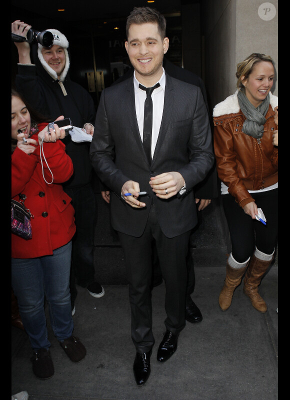 Michael Bublé entouré de fans à New York le 29 novembre 2010