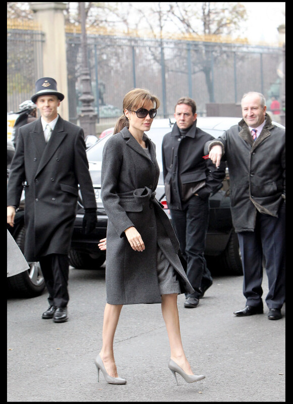 Angelina Jolie se rendant à l'hôtel Meurice à Paris le 1er décembre 2010