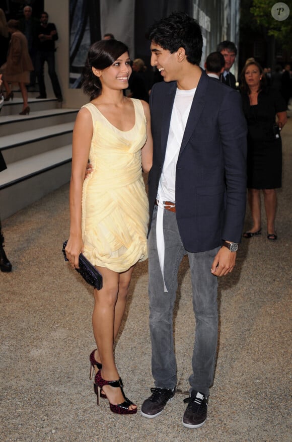 Il n'y a qu'au cinéma que leur amour est impossible, à la ville les deux acteurs de Slumdog Millionnaire, Freida Pinto et Dev Patel filent une parfaite idylle.  Merci Danny Boyle!