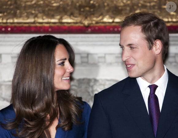 C'est la très jolie Kate Middleton que le prince William a choisi pour épousailles. Amoureux depuis 2001, Le prince s'incline devant sa future Altesse royale.