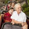 Michael Douglas, sa femme Catherine Zeta-Jones et leurs deux enfants (Dylan et Carys), lors de leur visite du parc d'attractions dédié à l'univers d'Harry Potter, à Orlando, le 27 novembre 2010.
