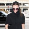 Victoria Bekcham devant l'aéroport de Los Angeles toujours aussi lookée avec son manteau Giambattista Valli. Le 5/12/10