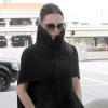 Victoria Bekcham devant l'aéroport de Los Angeles toujours aussi lookée avec son manteau Giambattista Valli. Le 5/12/10