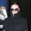 Victoria Bekcham devant l'aéroport de Los Angeles toujours aussi lookée avec son manteau Giambattista Valli. Le 5/12/10