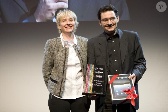 Bénédicte Lesage et Ariel Askenazy lors du Prix du producteur français de télévision à Paris le 6 décembre 2010 dans la somptueuse salle Wagram