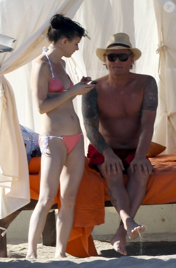 Juliette Lewis en vacances à Mexico. A 37 ans, elle est élancée et ravissante en bikini. Novembre 2010