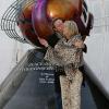 Julian Lennon et sa mère Cynthia Powell inaugurent le monument "Paix et Harmonie" à Liverpool, le 9 octobre 2010