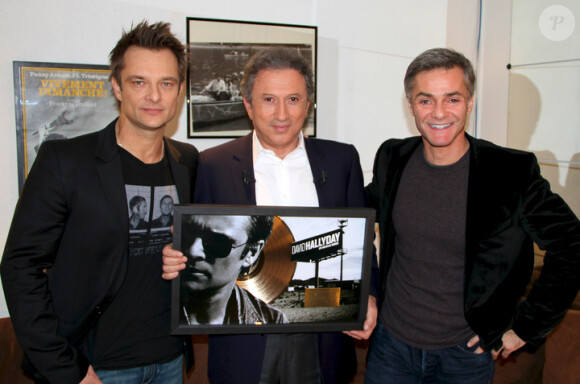 David Hallyday, Michel Drucker et Cyril Viguier. Le présentateur a remis un disque d'or au chanteur, dans son bureau du Studio Gabriel. Décembre 2010