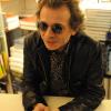Philippe Manoeuvre dédicace son livre Rock français dans une librairie parisienne, jeudi 9 décembre 2010.