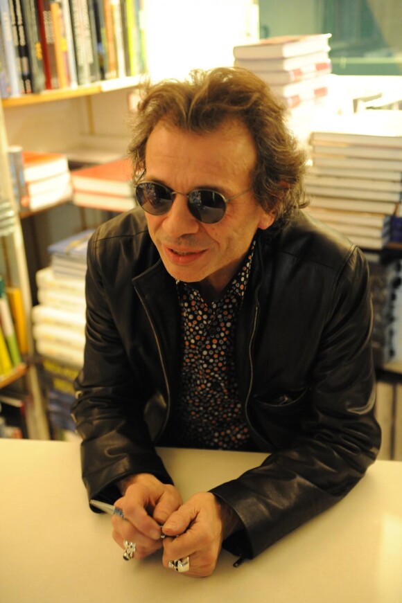 Philippe Manoeuvre dédicace son livre Rock français dans une librairie parisienne, jeudi 9 décembre 2010.