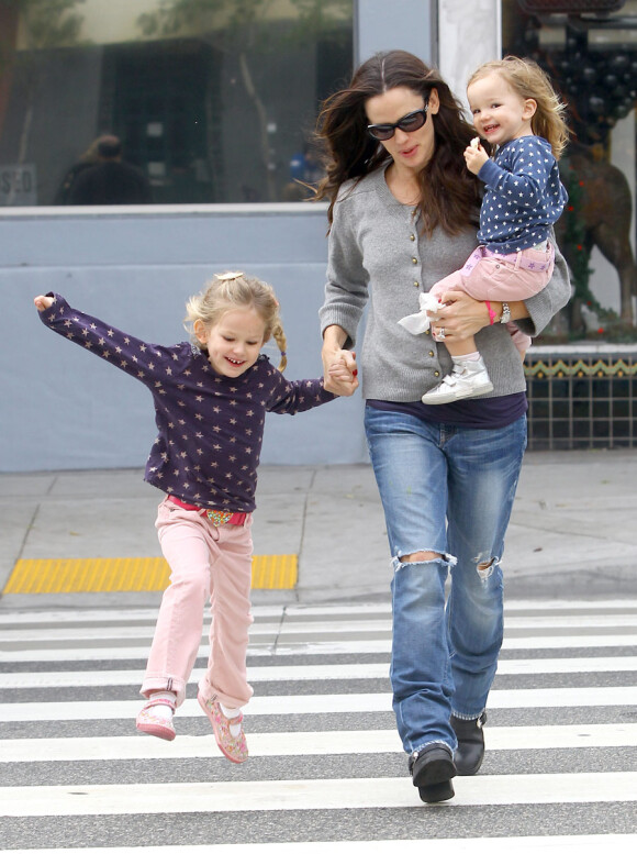 Jennifer Garner et ses filles Seraphina et Violet faisant du shopping de Noël le 10 décembre à Santa Monica à Los Angeles