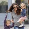 Jennifer Garner et ses filles Seraphina et Violet faisant du shopping de Noël le 10 décembre à Santa Monica à Los Angeles
