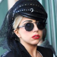 Lady Gaga : Absence de lingerie, plateformes et clous, elle prend des risques !