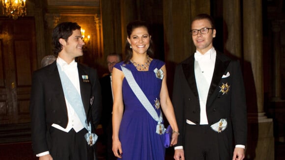 Victoria de Suède, avec son frère et son époux, resplendissante pour les Nobel !