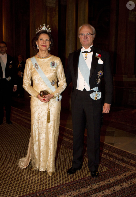 La reine Silvia de Suède et le roi Carl XVI Gustaf de Suède lors du dîner du prix Nobel de la paix à Oslo le 11 décembre 2010