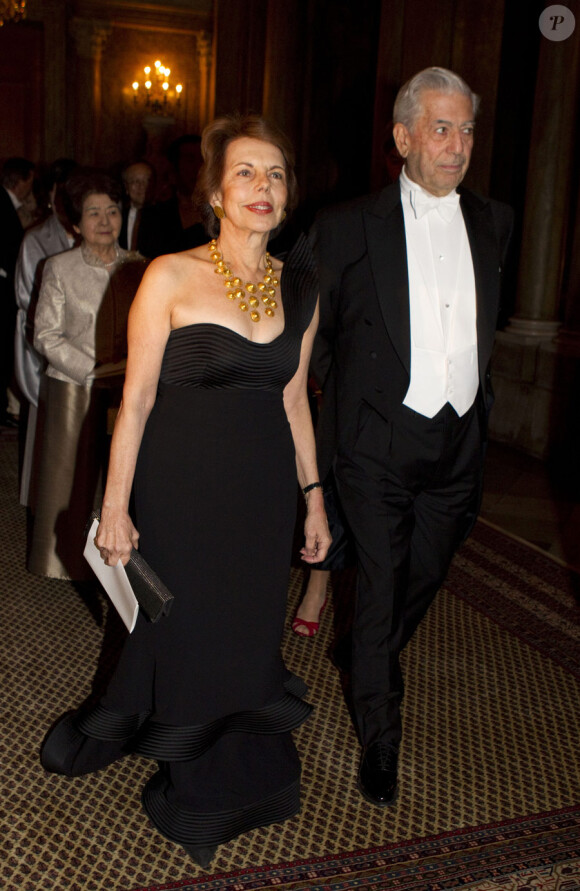 Le prix Nobel de littérature, Mario Vargas Llosa et sa femme lors du dîner du prix Nobel de la paix à Oslo le 11 décembre 2010