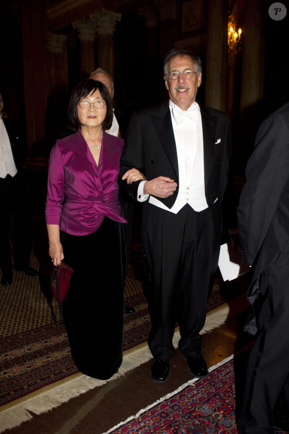 Le prix Nobel d'économie Peter Diamond et son épouse lors du dîner du prix Nobel de la paix à Oslo le 11 décembre 2010