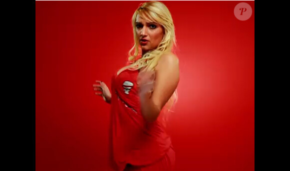 Charlotte est l'une des Sistalicious et apparaît dans le clip Dancehall Hella.