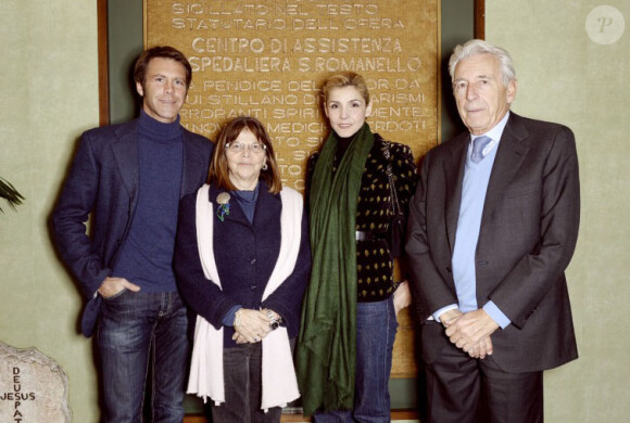 Clotilde Courau et Emmanuel Philibert de Savoie visitant l'hôpital de San Raffaele à Milan le 1er décembre 2010