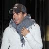 Enrique Iglesias sort de son hôtel à New York, le 10 décembre 2010