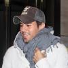 Enrique Iglesias sort de son hôtel à New York, le 10 décembre 2010