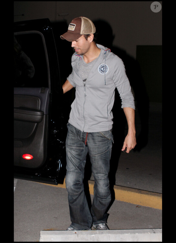 Enrique Iglesias et Anna Kournikova sortent d'un dîner à Miami, le 30 novembre 2010