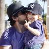 Jordan Bratman profite de son fils Max, né de son union avec Christina Aguilera, lors d'une promenade dans les rues de Los Angeles le 12 décembre 2010