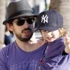 Jordan Bratman profite de son fils Max, né de son union avec Christina Aguilera, lors d'une promenade dans les rues de Los Angeles le 12 décembre 2010