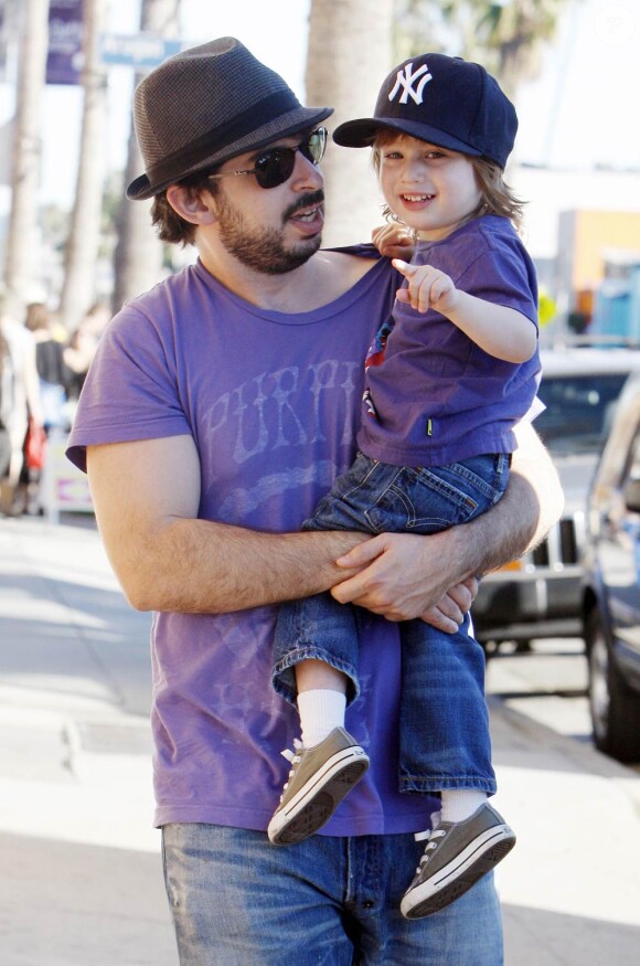 Jordan Bratman profite de son fils Max, né de son union avec Christina Aguilera, lors d'une promenade dans les rues de Los Angeles le 12 décembre 2010
