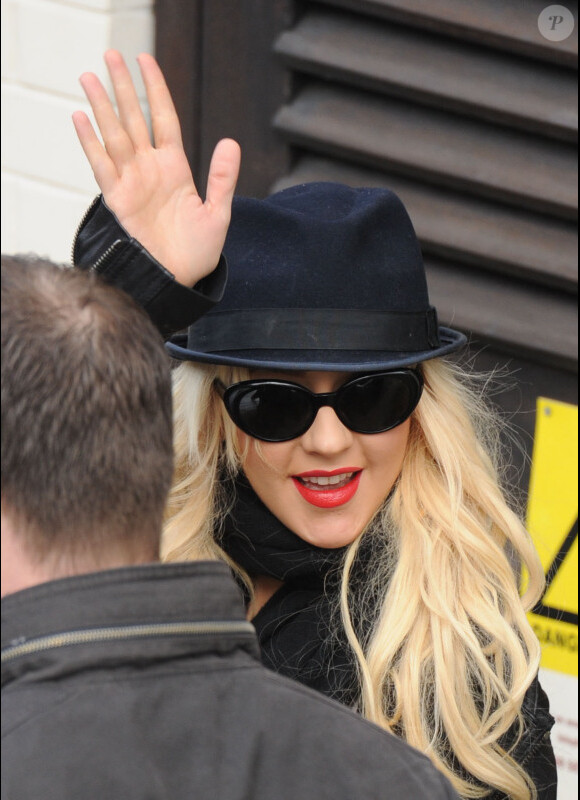Christina Aguilera arrive aux studios Fountain à Wembley pour l'émission X-Factor à Londres le 11 décembre 2010