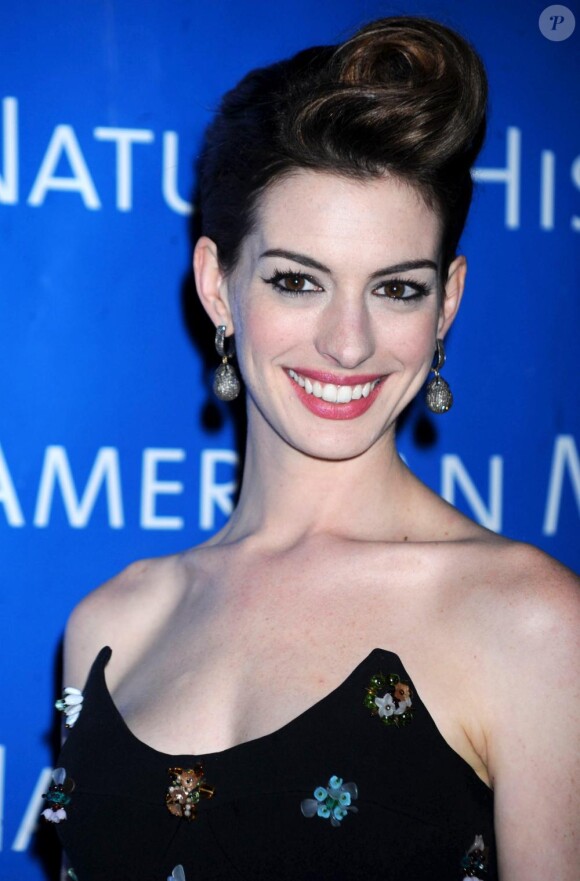 La divine Anne Hathaway fait un bond dans le passé avec cette mèche ondulée et rétro à souhait.