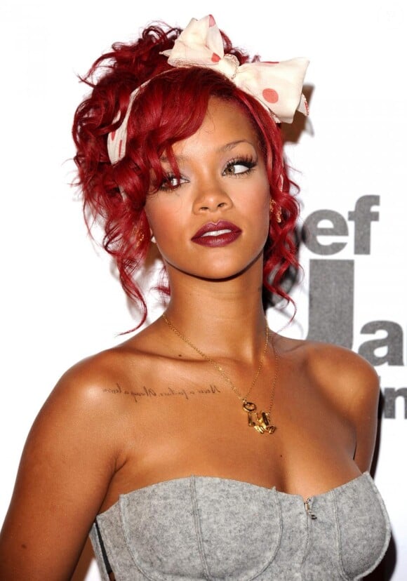 Rihanna la reine du cheveux a choisi des extensions bouclées qu'elle accessoirise avec un noeud à pois. So retro !