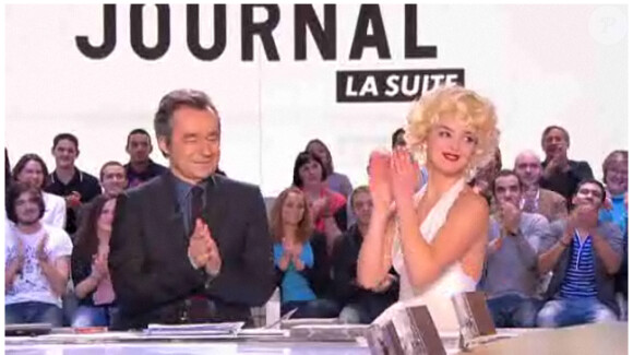 Michel Denisot et Charlotte Le Bon sur le plateau du Grand Journal, de Canal +, le 13 décembre 2010.