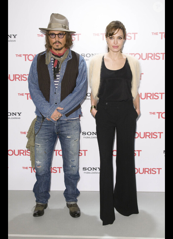 Angelina Jolie et Johnny Depp lors du photocall de theTourist à Madrid le 16 décembre 2010