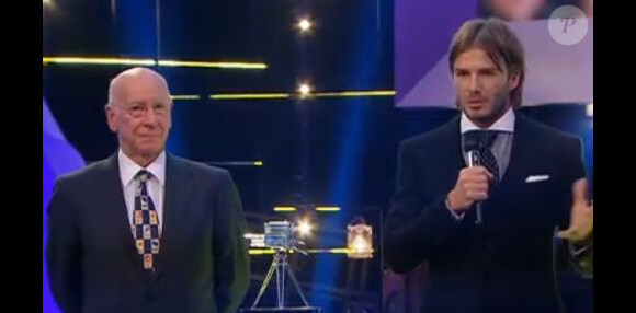 David Beckham reçoit le prix du sportif de l'année BBC pour l'ensemble de sa carrière des mains de Sir Bobby Charlton.