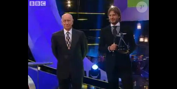 David Beckham reçoit le prix du sportif de l'année BBC pour l'ensemble de sa carrière des mains de Sir Bobby Charlton.
