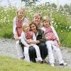 Willem-Alexander et Maxima des Pays-Bas posent avec leurs fillettes, Catharina-Amalia (7 ans), Alexia (5 ans) et Ariane (3 ans), au début de leurs vacances de Noël en Argentine, le 19 décembre 2010.