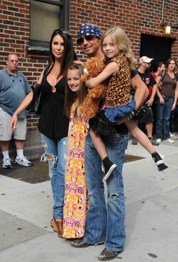 En décembre 2010, le miraculé Bret Michaels, rockeur de Poison, a demandé en mariage sa compagne depuis 16 ans et mère de ses deux enfants, Kristi Gibson.