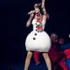 Katy Perry se produisait, le 5 décembre, dans le cadre du KIIS FM's Jingle Ball, à Los Angeles dans une tenue qui n'est pas sans rappeler un bonhomme de neige.