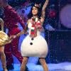 Katy Perry se produisait, le 5 décembre, dans le cadre du KIIS FM's Jingle Ball, à Los Angeles dans une tenue qui n'est pas sans rappeler un bonhomme de neige.