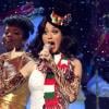 Katy Perry se produisait, le 5 décembre, dans le cadre du KIIS FM's Jingle Ball, à Los Angeles dans une tenue qui n'est pas sans rappeler un bonhomme de neige.