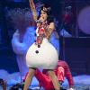 Katy Perry se produisait, le 5 décembre, dans le cadre du KIIS FM's Jingle Ball, à Los Angeles dans une tenue qui n'est pas sans rappeler un bonhomme de neige.