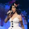 Katy Perry se produisait, le 5 décembre, dans le cadre du KIIS FM's Jingle Ball, à Los Angeles dans une tenue qui n'est pas sans rappeler un bonhomme de neige.